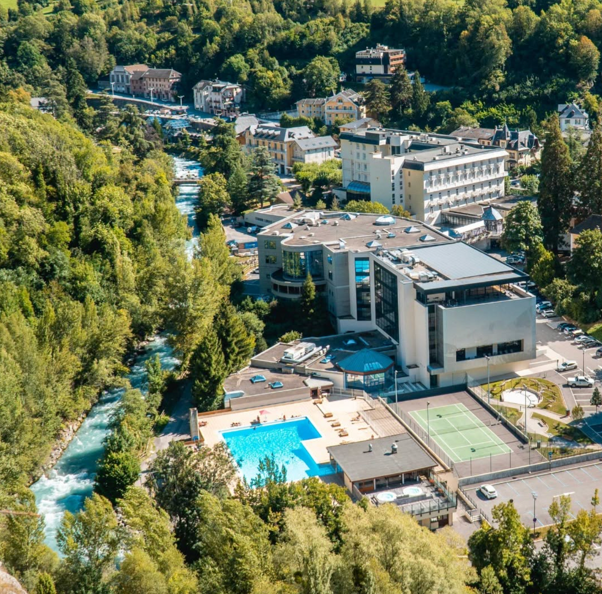 Vue arienne des Thermes de brides les Bains